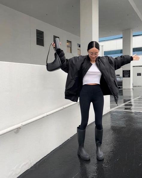 Rainboot Outfits Winter, Black Rainboots Outfit, Rainboots Outfit Winter, Rainy Date Outfit, Rain Boots Outfit Winter, Rain Weather Outfits, Rainy Weather Outfits, Steph Shep, Rainboots Outfit