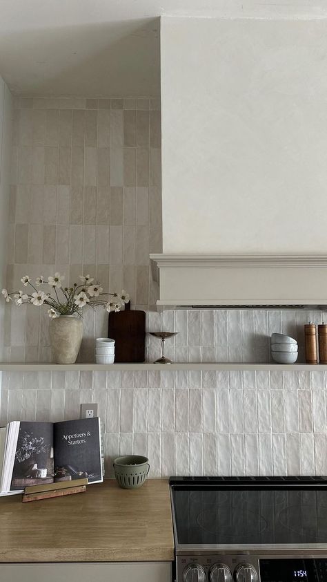 White Tile Backsplash No Grout, Oyster Backsplash Kitchen, Imperfect Subway Tile Backsplash, Neutral Backsplash Ideas, Kitchen Back Splash Tiles, All White Kitchen Decor, Tiled Hood Vent, White Tile Living Room, Small Tile Backsplash