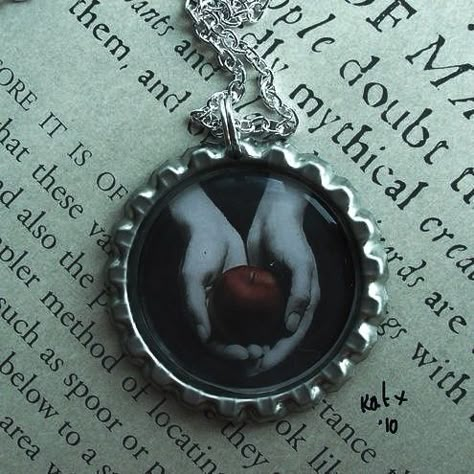 So she has a bunch of twilight merchandise and sometimes she actually wears it cause it matches. Like this locket, it closes and she wears it everyday <33 Vamp Core Aesthetic, Vamp Core, Bella Swan Aesthetic, Vampire Stuff, Twilight Core, Twilight Vibes, Jasper Hale, Twilight Photos, Twilight Film