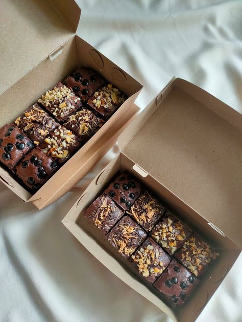 Fudgy Brownies Packaging, Brownies Bites Packaging, Brownies Packaging, Brownies Aesthetic, Brownie Shop, Brownies Ideas, Brownies Bites, Chewy Brownies Recipe, Brownie Packaging