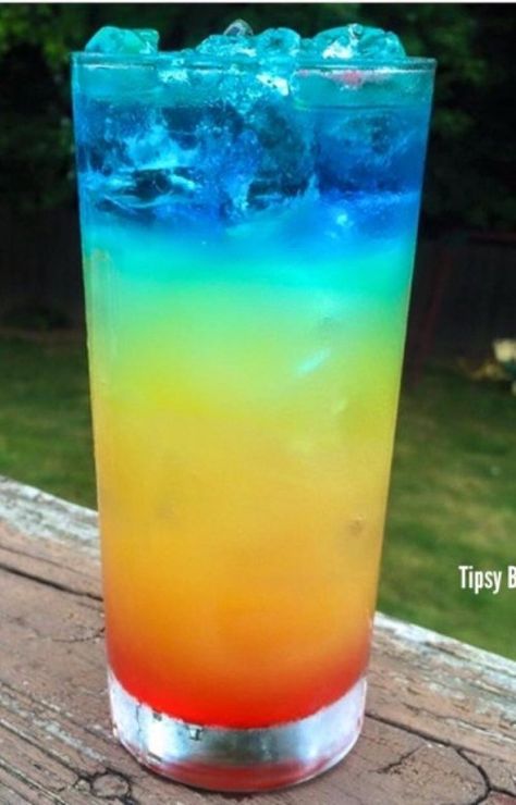 Rainbow Cocktail, Rainbow Drinks, Cocktail Vodka, Cocktail Fruit, Tipsy Bartender, Colorful Cocktails, Peach Schnapps, Restaurant Concept, Blue Curacao