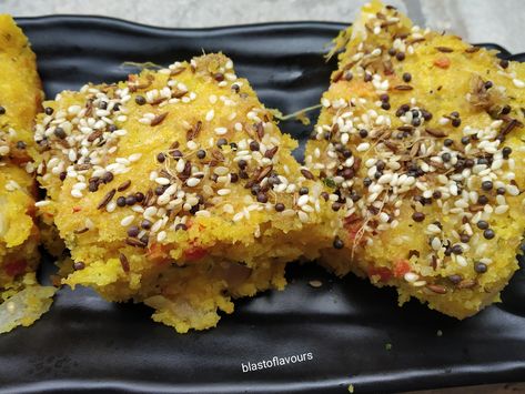 Handvo Recipe Indian, Instant Handvo Recipe, Sooji Dhokla Recipe, Healthy Dhokla Recipe, Live Dhokla Recipe, Soji Ka Halwa Recipes, Sandwich Recipes Indian, Dhokla Recipe, Healthy Flour