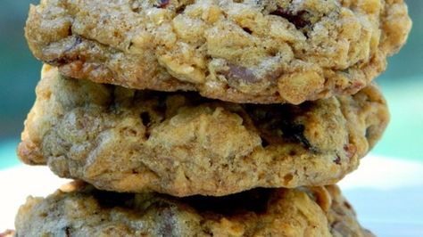 This perfect nut-free trail cookie, loaded with chocolate chips and dried cranberries, gets its name from the West Coast Trail on Vancouver Island. Trail Cookies, Oatmeal Date Cookies, Date Cookies, Lace Cookies, Gf Flour, West Coast Trail, Easy Oatmeal, Oatmeal Cookie, Canadian Food