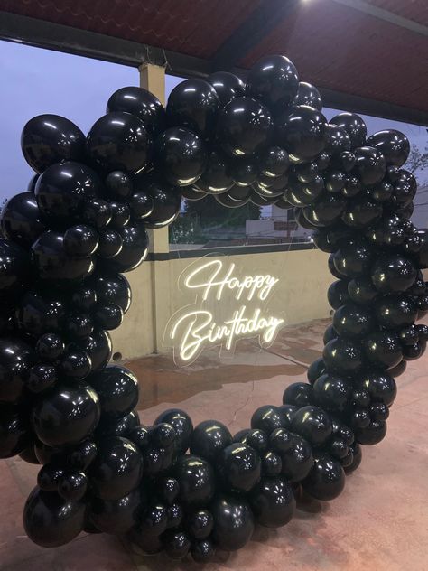 Black Themed 18th Birthday Party, Black Balloon Arch Backdrop, Black Balloon Decoration, Black Decorations Party, All Black Birthday Party Decoration, Circle Backdrop With Balloons, Black Birthday Party Aesthetic, Black Party Ideas, All Black Party Theme