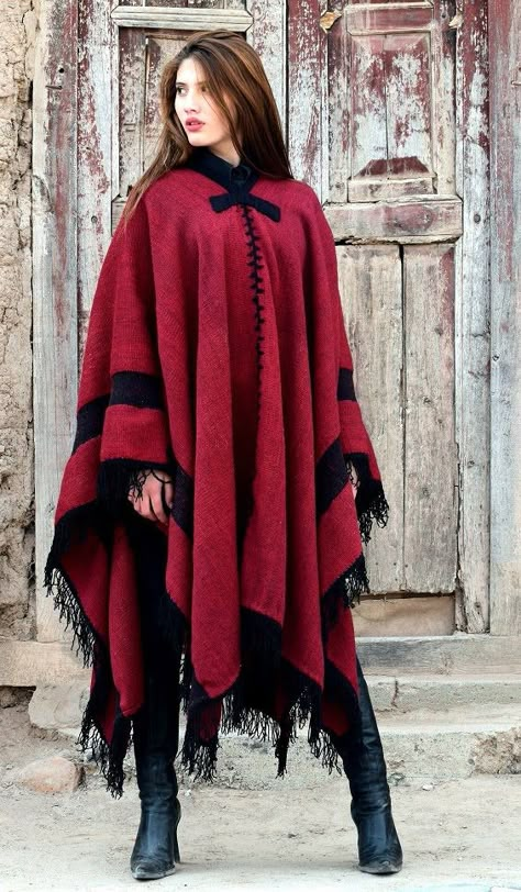 PONCHOS Y RUANAS DE OVEJA FAMILIA AVAR SARACHO Women's Wraps And Shawls, Crochet Luxury, Diy Granny Square, Poncho Au Crochet, Poncho Outfit, Autumn Crochet, Crochet Poncho Free Pattern, Poncho Knitting Patterns, African Fashion Skirts