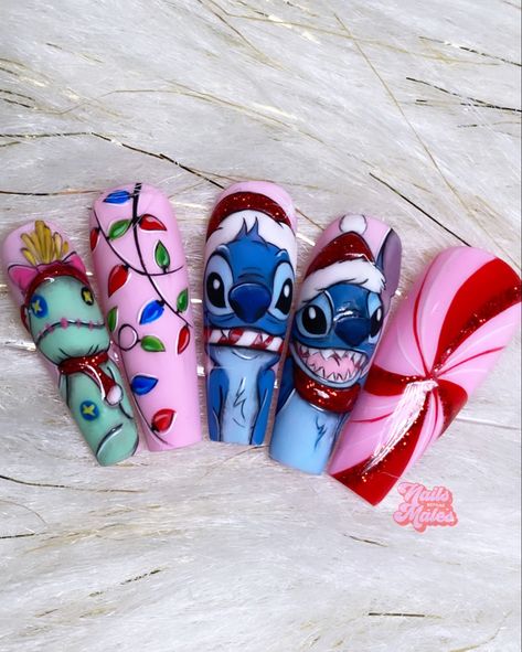 Eeyore Christmas Nails, Christmas Character Nail Designs, Stitch Nails Christmas, Lilo And Stitch Christmas Nails, Character Christmas Nails, Christmas Stitch Nails, Disney Christmas Nail Art, Stitch Christmas Nails, Cartoon Christmas Nails