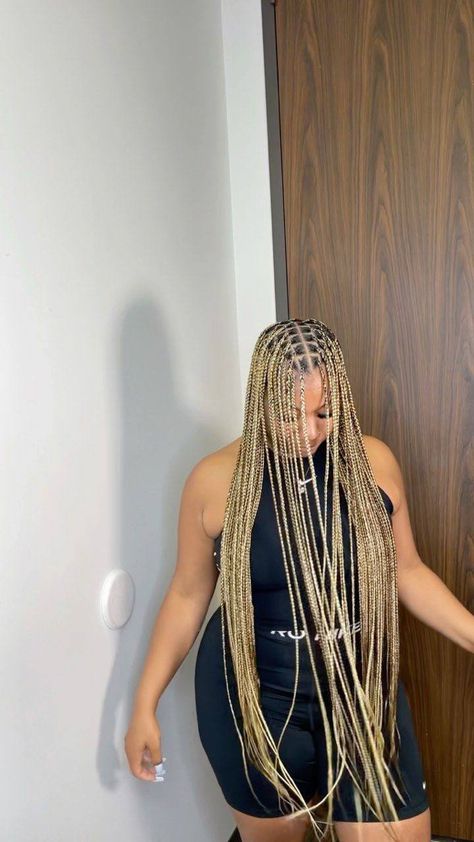 Blond Mixed Box Braids, Blond Mix Braids Black Women, 613 Knotless Braids On Black Hair, Blonde Bohemian Knotless Box Braids, Smeduiem Knotless Blonde, Honey Blonde Knotless Braids Medium, Blond Small Knotless Braids, Small Bohemian Knotless Braids Blonde, Braided Hairstyles For Black Women Blond