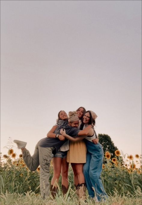 Mother Day Photo, Pose Friends, Aesthetic Mother, Sorority Photoshoot, Friends Pose, Friends Group Photo, Gifts Aesthetic, Senior Photoshoot Poses, Group Picture Poses