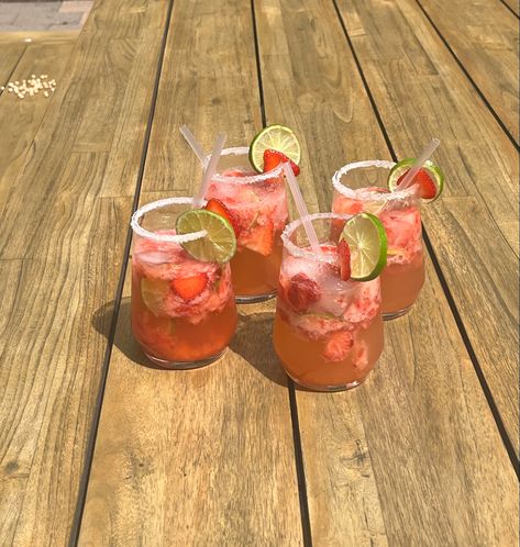 fun summer mocktail idea #strawberry #summer #mocktails #lime #aesthetic #friends #sweet #tasty #vacation #mojito Raspberry Mocktails, Mocktails Aesthetic, Virgin Strawberry Mojito, Lime Aesthetic, Summer Mocktail, Refreshing Mocktail, Summer Mocktails, Strawberry Mojito, Mint Mojito