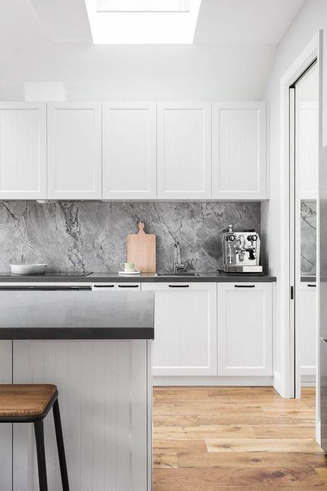 Dapur Skandinavia, Backsplash Herringbone, White Cupboards, Scandinavian Kitchen Design, Kabinet Dapur, Minimalist Kitchen Design, Kitchen Splashback, Classic Kitchen, Scandinavian Kitchen