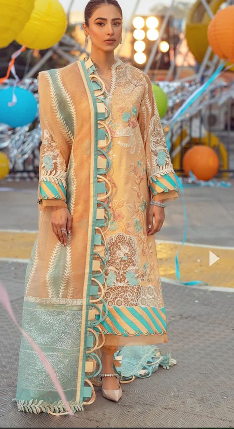 #dupatta design Stylish Dupatta Designs, Bridal Dupatta Designs, Pakistani Eid Outfits, New Eid Dress, Dupatta Designs Ideas, Lawn Suit, Pakistani Lawn Suits, Polka Dot Maxi Dresses, Pakistani Fancy Dresses