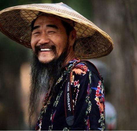 Persona de la China. Asia Landscape, Smiling People, Smiling Faces, Chinese Man, We Are The World, People Of The World, World Cultures, All Smiles, Just Smile