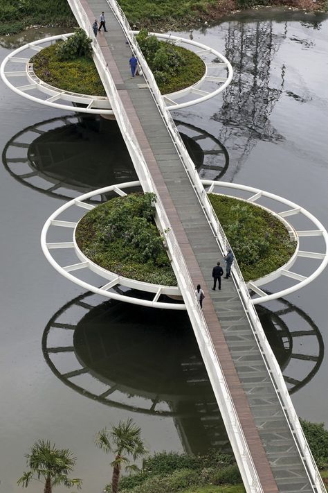 Friedrich Bayer Bridge / LoebCapote Arquitetura e Urbanismo Bridge Proposal, Bridge Over Water, Architecture Cool, Green Architecture, Pedestrian Bridge, Bridge Design, A Bridge, Urban Planning, Green Building