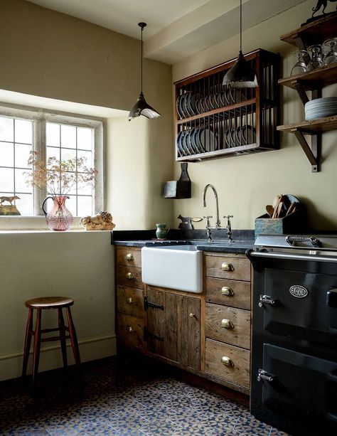 A Quintessential English Country Decor Guide English Country Bathroom, Cotswolds Cottage, Painted Paneling Walls, English Country Decor, Casa Country, English Decor, English Country Style, Reclaimed Timber, Inviting Home