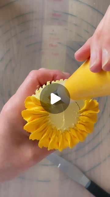 Flowers From Frosting, Piping Sunflowers Flower Cupcakes, Easy Sunflower Cupcakes, Candy Flowers For Cakes, Sunflower Piping Tip, Sunflower Icing Flowers, How To Make Sunflowers With Icing, Buttercream Sunflower Tutorial, Piping Sunflowers