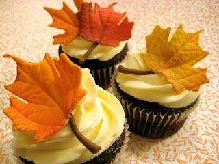 Cupcakes de otoño Muffins Decorados, Autumn Cupcakes, Chocolate Leaves, Thanksgiving Cupcakes, Fall Cupcakes, Carrot Cupcakes, Fall Cakes, Thanksgiving Desserts, Themed Cupcakes