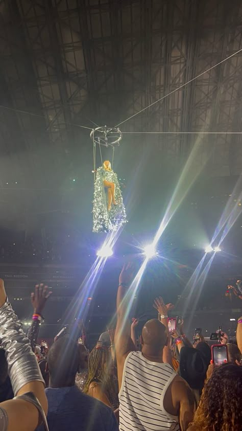 Beyoncé flying over the crowd at her Toronto show for the Renaissance world tour. #beyonce #renaissance #concert Beyonce Show, Rihanna Cover, Dream Concert, Queen Bey, My Year, My Vision Board, Vision Boards, 2024 Vision Board, Fame Dr