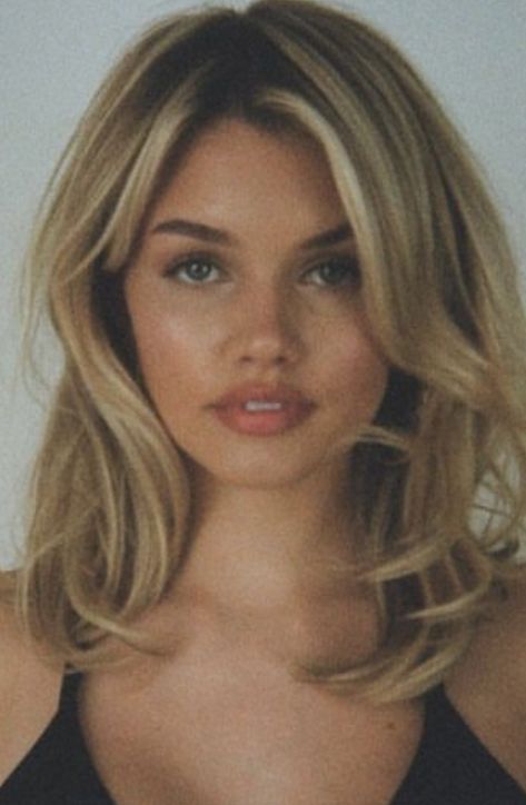 Medium Length Bombshell Hair, 60s Haircuts Women, Shoulder Length Blonde Hair, 60s Bob, Bombshell Hair, Chic Short Haircuts, Chic Short Hair, Haircuts For Medium Length Hair, Summer Blonde