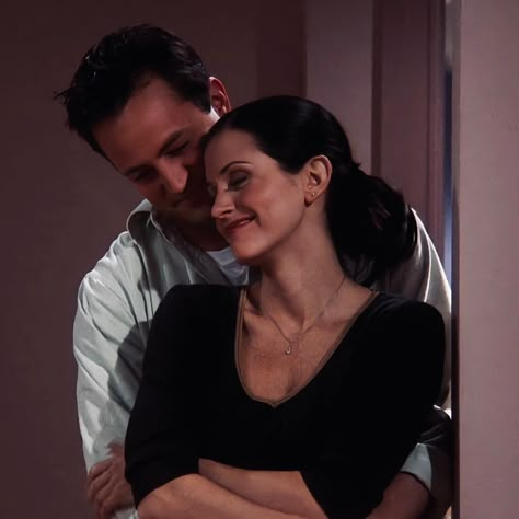 Chandler And Monica, Monica Friends, Friends 1994, Chandler Friends, Best Tv Couples, Monica And Chandler, I Want A Relationship, Friends (tv Series), Tv Show Couples