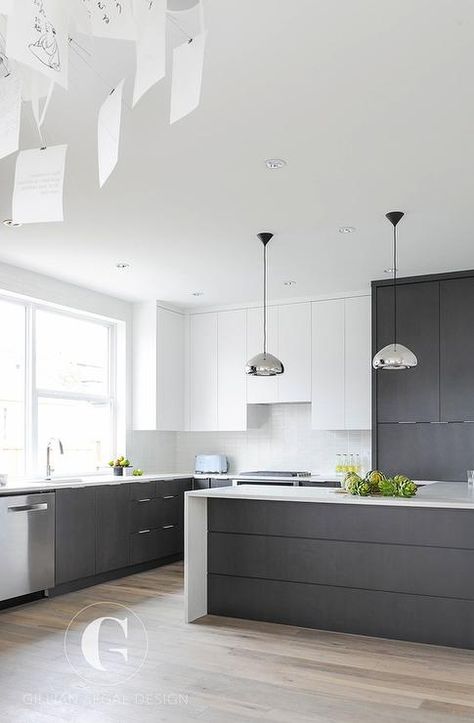 Modern Black and White KItchen with Black Pantry Cabinets Modern Kitchen Lighting, Gray And White Kitchen, Modern Kitchen Cabinets, Kitchen Room Design, Kitchen Inspiration Design, White Kitchen Cabinets, Black Kitchens, Luxury Kitchen, Kitchen Style