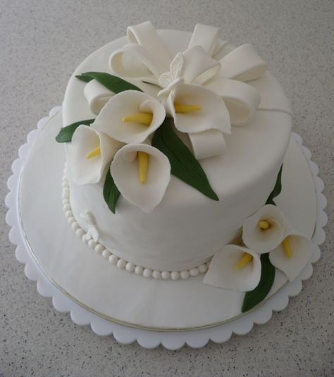 cally lilly cakes | Calla lily cake for a wedding gift/hantaran Calla Lily Wedding Cake, Calla Lily Cake, Lily Cake, Pie Decoration, New Birthday Cake, Fondant Cake Designs, Rainbow Birthday Cake, Cake Decorating With Fondant, Chocolate Cake Decoration