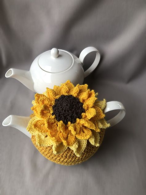 Beautiful Cupcozy Fashion Fall Ideas Crochet Cups Hand Knitted Crochet Flowers Patterns Free Diy Tea Cozy Aesthetic, Teapot Warmer Crochet, Crochet Tea Cosy Free Pattern, Sunflower Items, Crochet Tea Cosy, Sunflower Tea, Sunflower Aesthetic, Tea Cosy Pattern, Tea Cozy Pattern