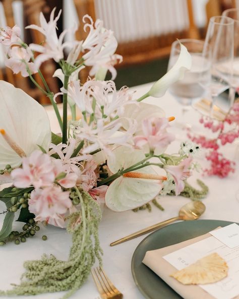 SF Bay Area Florist | Cindy | From a year ago celebrating J & W– Dinner in a tropical garden🍍🌿 Design & Planning @bylara.design.planning Photo & Video… | Instagram Hawaii Wedding Table Decor, Hawaii Wedding Flowers, Elegant Tropical Wedding, Tropical Garden Design, Vintage Hawaii, Floral Studio, Hawaiian Flowers, Island Weddings, Island Wedding