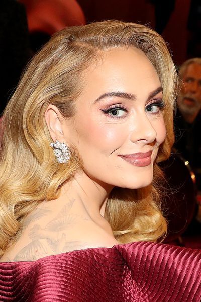 Say 'Hello' to Adele's best beauty looks. Adele Updo, Adele Make Up, Adele Hair Color, Adele Grammys, Adele Makeup, Adele Hair, Heavy Fringe, Honey Blonde Hair Color, The Grammys