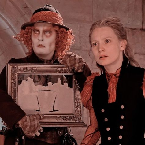 the mad hatter & alice (alice in wonderland) Mad Hatter Pictures, Alice In Wonderland Tim Burton, Tarrant Hightopp, Johnny Depp Mad Hatter, Movie Duos, Alice Alice In Wonderland, Alice In Wonderland Ideas, Alice In Wonderland 2010, Tim Burton Characters