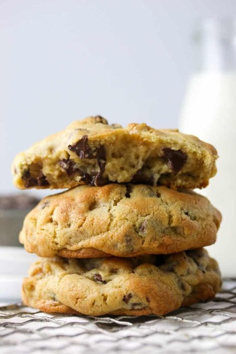 Levain Bakery Chocolate Chip Cookies - this thick, chewy, gooey chocolate chip cookie recipe is a copycat recipe from the NYC bakery giant chocolate walnut cookie recipe Gooey Chocolate Chip Cookie Recipe, Double Chocolate Chip Cookie Recipe, Walnut Cookie Recipes, Nyc Bakery, Bakery Chocolate Chip Cookies, Chocolate Chip Walnut Cookies, Gooey Chocolate Chip Cookies, Cinnamon Roll Cookies, Levain Bakery