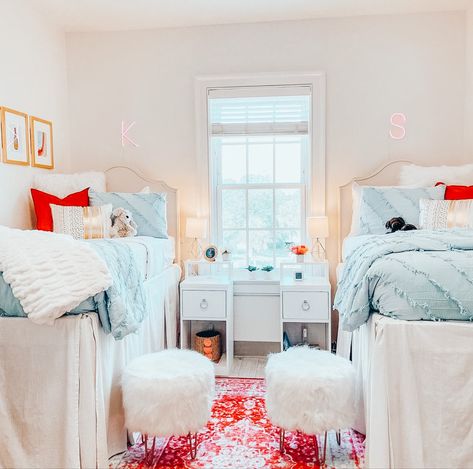 Need room inspo? Learn more about sorority life as a Gator at the University of Florida. Register for recruitment at ufpanhellenic.org. University Of Dayton Dorm Room, Sorority House Bedroom, Sorority Bedroom Ideas, Sorority Room Decor, Southern Dorm Room, Sorority Room Ideas, Sorority Bedroom, Maximalist Bed, Sorority Dorm Room