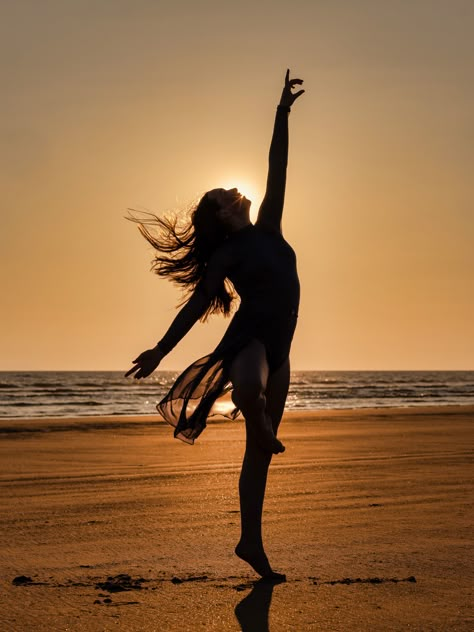 Water Sunset Photoshoot, Summer Sunset Photoshoot, Sunset Water Pictures, Photoshoot Ideas Sunset, Sunset Photoshoot Ideas On The Beach, Sunset Silhouette Photography, Portrait Sunset, Freedom Photoshoot, Dance On The Beach