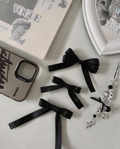 acubi ᝰ 🩹⊹�꙳🖤◞✧︎ #acubi #pinterestboard #white #gray #bow #coquette #ribbon #keychain #aesthetic #straykids #kpop #black Black Ribbon Aesthetic, Black Bow Aesthetic, Black Coquette Aesthetic, Black And White Coquette, Acubi Core, Ribbons Aesthetic, January Moodboard, Ribbon Aesthetic, Ribbon Keychain