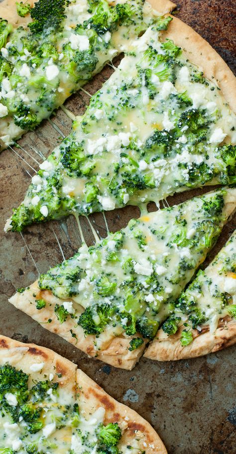 Broccoli Cheese Flatbread Pizza :: quick, easy, and DELICIOUS! Cheese Flatbread Pizza, Broccoli Pizza, Cheese Pizza Recipe, Broccoli And Cheddar, Creative Pizza, Cheese Flatbread, Naan Pizza, Pizza Recipes Homemade, Munnar