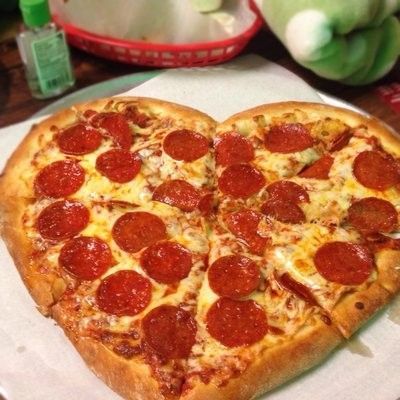 Valentines Day Foods, Heart Shaped Foods, Valentines Pizza, Family Valentines Dinner, Birthday Dinner Recipes, Valentines Day Pizza, Valentine Pizza, Pizza Recipes Pepperoni, Shaped Pizza