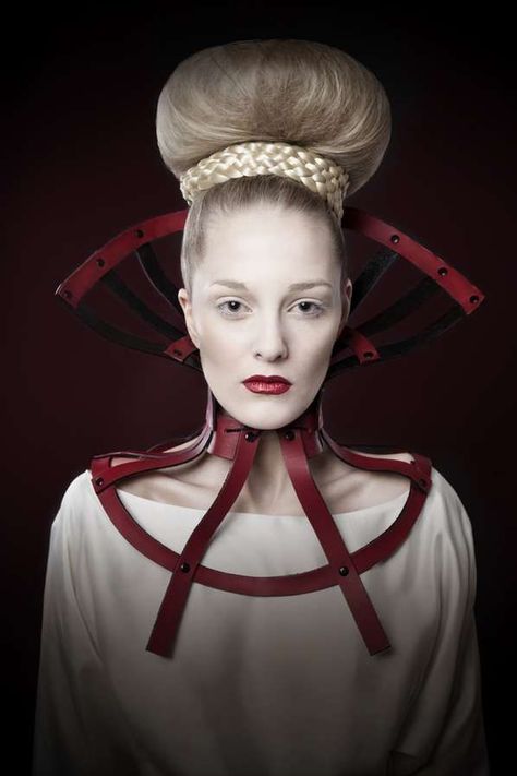 Makeup was a big importance and aid in Gertrude's life. According to Hamlet, she used it as a flirtatious device to get Claudius wrapped around her finger. Elizabethan Fashion, Elizabethan Collar, Avant Garde Hair, Geometric 3d, 3d Fashion, Fantasy Hair, Foto Art, Creative Hairstyles, Neck Piece