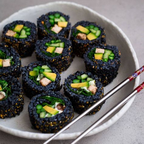 These sushi rolls will match your EMO soul! Charcoal Powder, Vegan Mayonnaise, Black Food, Smoothie Bowls, Sushi Rice, Work Lunch, Sushi Rolls, Activated Charcoal, Cake Pops