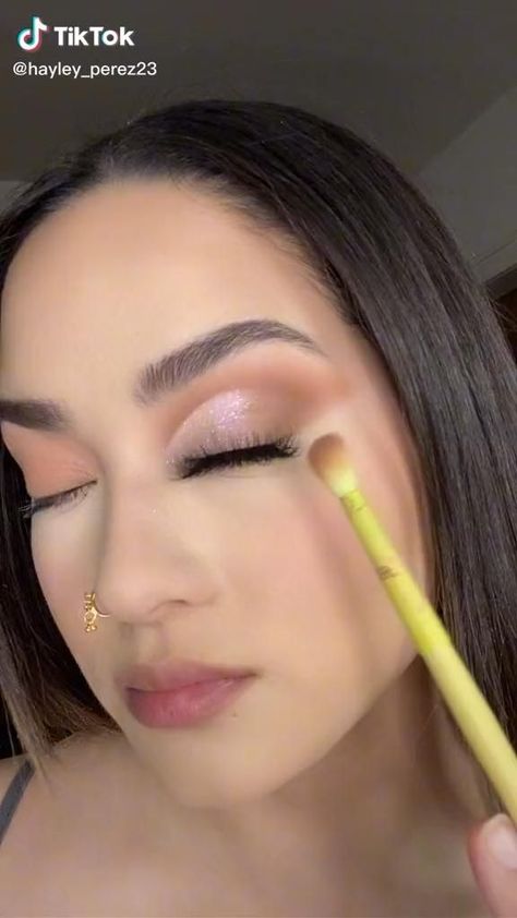 Pin de Amanda Domingues en Vibes [Video] en 2022 | Maquillaje de ojos sutil, Diseños de maquillaje de ojos, Maquillaje de ojos simple Light Make Up Looks Natural Makeup, Maquillaje Baby Shower Mama, Baby Shower Makeup Looks, Morning Makeup Look, Natural Cut Crease Makeup, Classy Makeup Elegant, Basic Eyeshadow Looks, White Dress Makeup Look, Nye Nails 2022