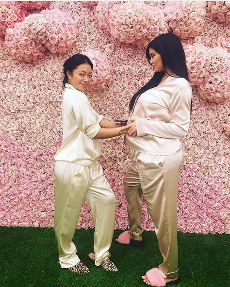 1,071 Me gusta, 2 comentarios - Kylie jenner (@kyliiejeneerr) en Instagram: "She’s so sweet @kyliejenner • • #kyliejenner #kylieandkendall #kimkardashian #khloekardashian…" Kylie Jenner Pregnancy Photos, Kylie Jenner Baby Shower, Kylie And Travis, Jenner Pregnant, Kylie Jenner Baby, Future Inspiration, French Baby Names, Kylie J, Kardashian Family