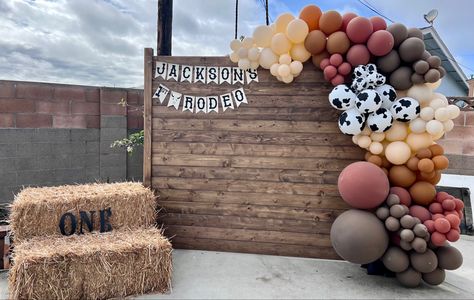 My First Rodeo Party, Wood Wall Backdrop, First Rodeo Party, Cowboy Birthday Party Decorations, Cowboy First Birthday, Cowboy Themed Birthday Party, Backdrop Balloon, Baby First Birthday Themes, Rodeo Birthday Parties