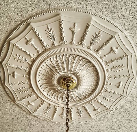 Ceiling medallion for a beautiful foyer. Ceiling Cutout, Ceiling Gypsum Design, Ceiling Moulding, Pop Design Photo, Gypsum Design, Molding Ceiling, Smooth Ceiling, Cornice Design, Interior Ceiling Design