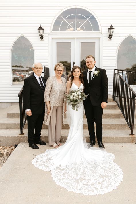 Bride And Groom With Grandparents, Grandparent Wedding Attire, Bride And Grandparents Pictures, Grandparents Wedding Outfit, Wedding Photos Grandparents, Family Wedding Photos Parents, Wedding Photos With Parents, Grandparents Wedding Photos, Parents Wedding Photos