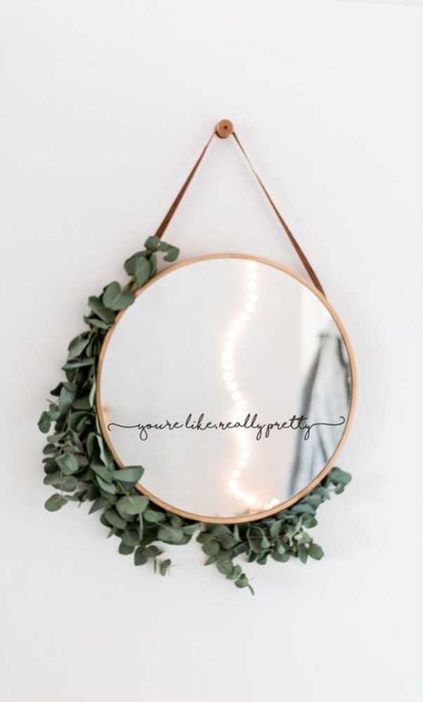 O ramo de folhas conseguiu deixar o espelho Adnet ainda mais charmoso Ruangan Studio, Youre Like Really Pretty, Mirror Decal, Hanging Plants Indoor, Deco Floral, Cute Room Decor, Round Mirror, Diy Bathroom, Diy Wall