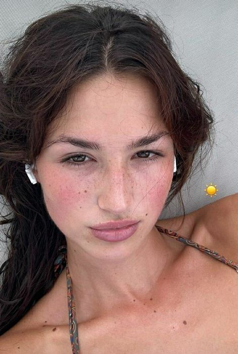 Bare Skin Aesthetic, Simple Sunkissed Makeup, Sunburnt Face Aesthetic, Sunburn Aesthetic Face, Freckles All Over Face, Clear Skin With Freckles Aethstetic, Sunkissed Skin Aesthetic, Bare Face Girl, Beauty Mark Aesthetic