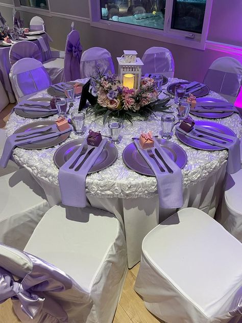 Decoration for guest table in colours Lilac and silver; Elegant and sophisticated ♥️ Purple And Silver Wedding Table Settings, Lilac And White Decorations, Lilac And Silver Wedding Theme, Light Purple Table Decorations, Silver And Purple Centerpieces, Purple And Silver Table Setting, Lilac And Silver Quinceanera Ideas, Lilac And Silver Wedding, Lilac Quinceanera Decorations