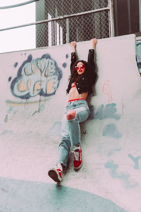 Skatepark Photoshoot Fashion, Skate Park Roller Skating, Skate Park Photography, Skate Outfits Women, Skateboard Photo Ideas, Streetwear Photoshoot Ideas Outdoor, Vans Photoshoot, Graffiti Photoshoot Ideas, Skatepark Photography