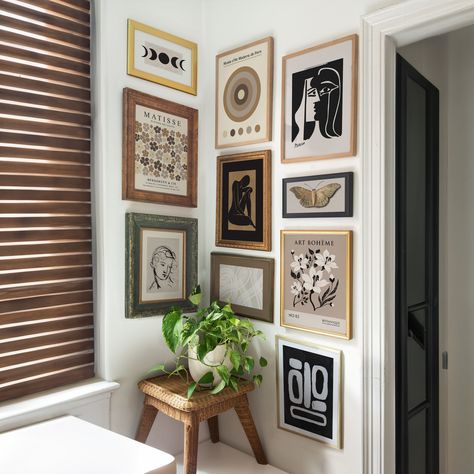 Photo gallery wall layout