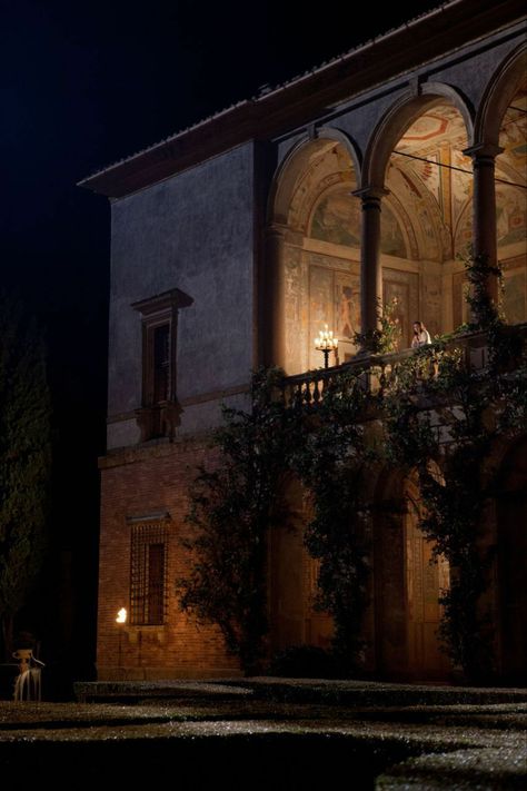 Romeo Und Julia, Romeo And Juliet, Dream House Decor, Pretty Places, Dream Home Design, Dark Academia, Future House, At Night, Aesthetic Pictures