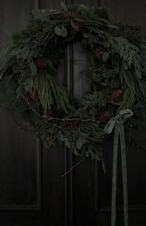 Moody Christmas Wreath, Pagan Christmas Aesthetic, Dark Christmas Aesthetic Decor, Green And Black Christmas, Moody Christmas Tree Topper, Dark Green Christmas, Dark Green Christmas Tree, Moody Christmas Aesthetic, Dark Green Christmas Aesthetic