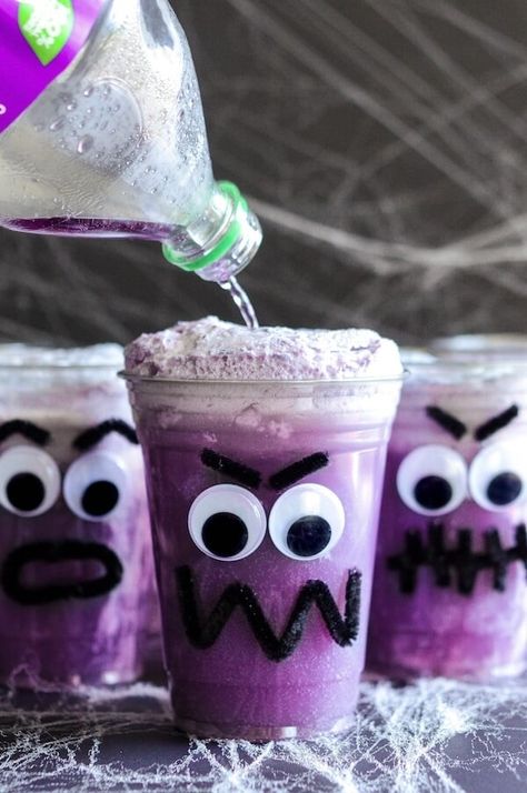 Purple People Eater Floats! Create this fun Halloween treat with the kids with pipe cleaners, hot glue, plastic cups, vanilla ice cream and purple grape soda! Punch For Kids, Kid Friendly Halloween Crafts, Halloween Recipes Drinks, The Novice Chef, Halloween Punch Recipes, Purple People Eater, Novice Chef, Halloween Ice Cream, Halloween Punch